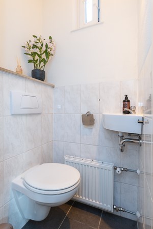 Foto - Verkocht onder voorbehoud: Rustig, aan verkeersluwe straat gelegen, goed onderhouden, half vrijstaande eengezinswoning met zolder, kelder, tuin, garage en
carport in Landgraaf